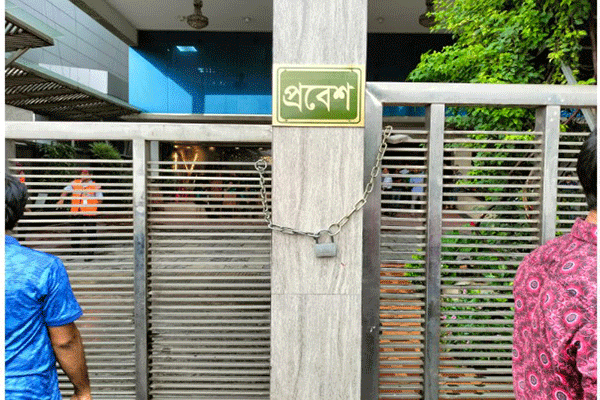 বিএসইসির মূল ফটকে বিনিয়োগকারীদের তালা : মাকসুদের পদত্যাগে আল্টিমেটাম