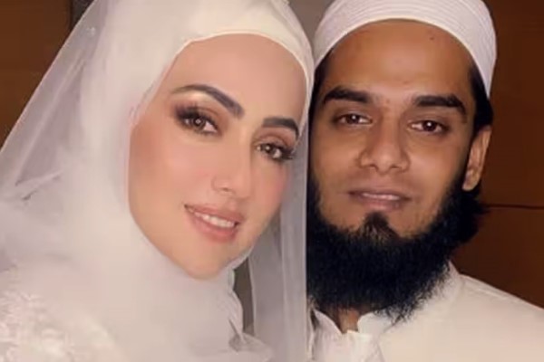 বছর ঘুরতেই দ্বিতীয় সন্তান আসছে সানা খান-মুফতি আনাসের কোলে