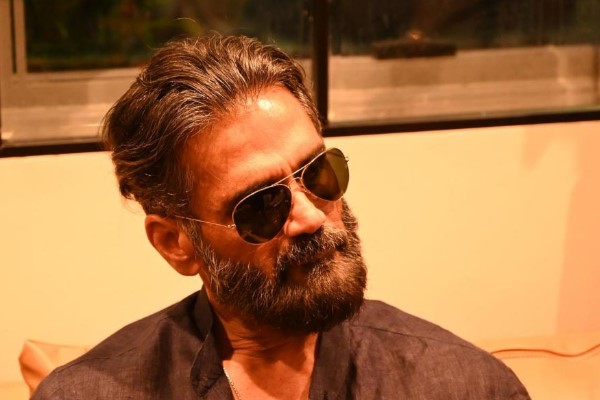 আমেরিকায় মাথায় তাক করে বন্দুক-হাতে পড়ায় হাতকড়া