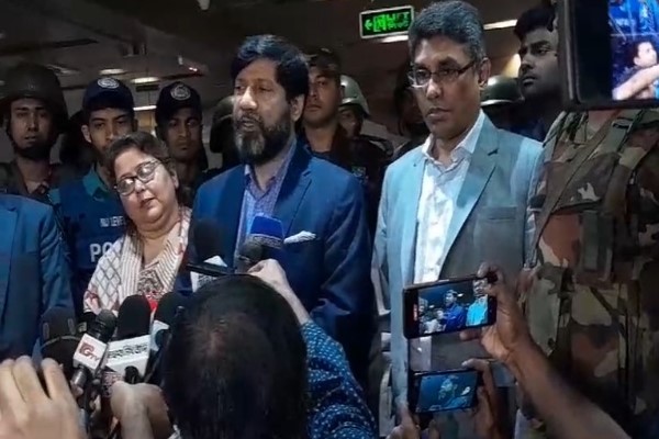 সবার আপত্তিতেও চেয়ার ধরে রাখার সিদ্ধান্ত মাকসুদ কমিশনের