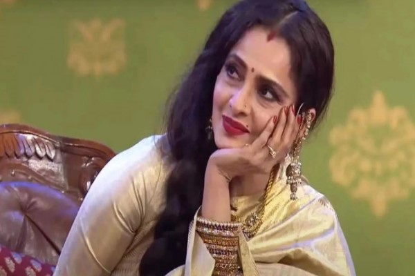 সম্মতি ছাড়া রেখার ঠোঁটে চুম্বন!