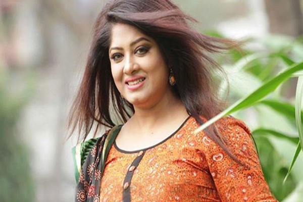 গুঞ্জন উড়িয়ে ফিরলেন মৌসুমী
