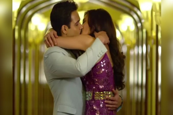 ভরা সেটে নার্গিসকে বারবার চুমু ইমরানের