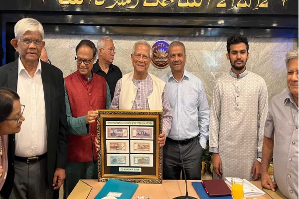 প্রধান উপদেষ্টার কাছে ছয়টি নতুন ডিজাইনের নোটের ছবি হস্তান্তর