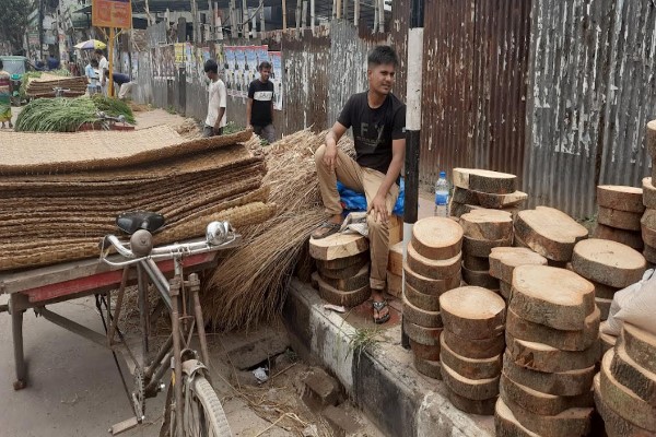 জমে উঠেছে খাইট্টা-হোগলার বেচাকেনা