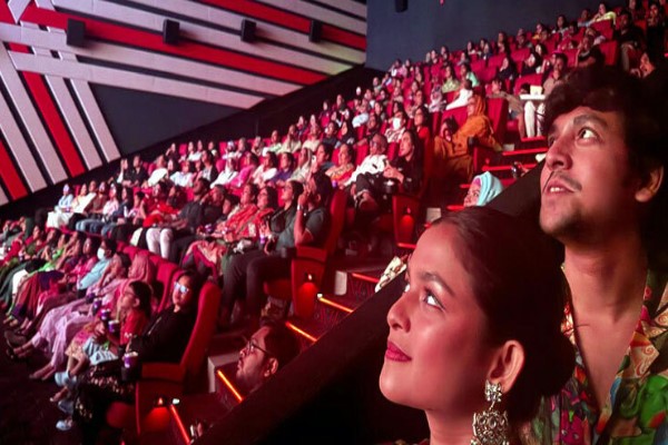 টিকিট না পেয়ে হল থেকে ফিরে যাচ্ছেন দর্শক