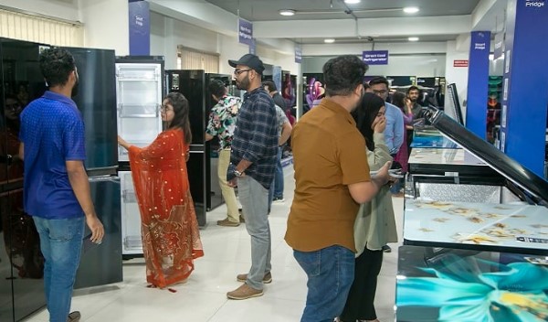 ঈদ উৎসবে জমজমাট ওয়ালটনের ফ্রিজ বিক্রি
