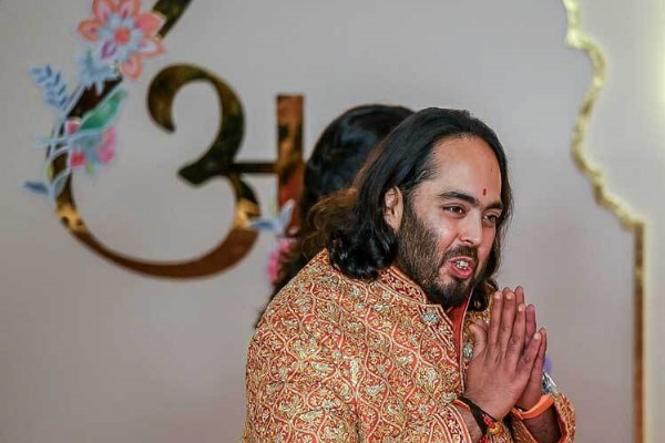 রিল্যায়েন্সে যোগদান মুকেশ পুত্রের, বেতন কত?