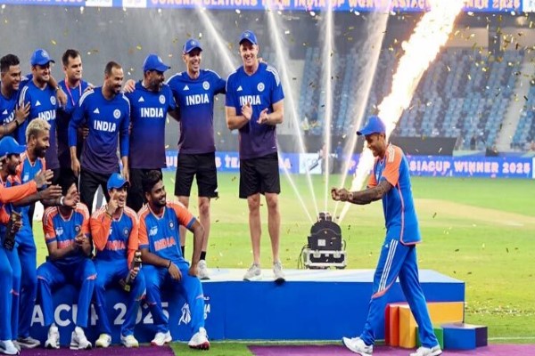 এশিয়া কাপের ট্রফি নিল না ভারত