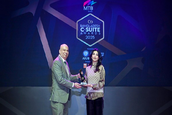 বর্ষসেরা সিইও পুরস্কার পেলেন ওয়ালটন মাইক্রো-টেকের নিশাত তাসনিম শুচি