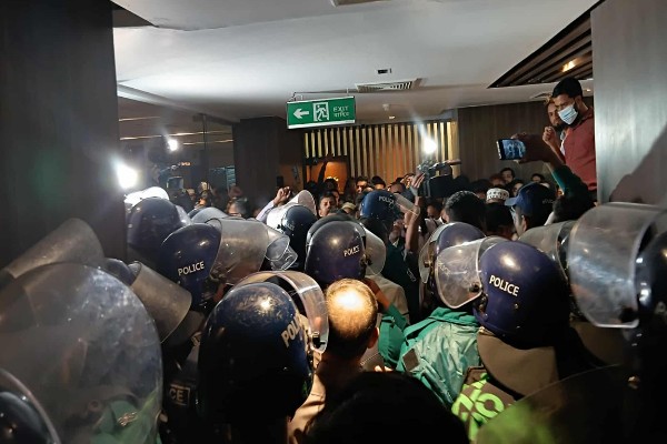 পুলিশি সহায়তায় সচিবালয় ছাড়লেন অর্থ উপদেষ্টা
