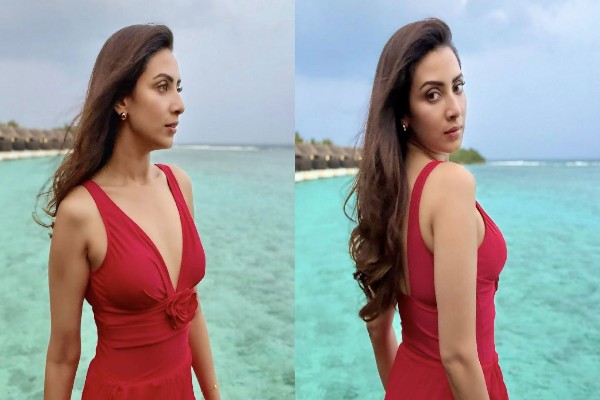 সাগরপাড়ে মুগ্ধতা ছড়ালেন মিম