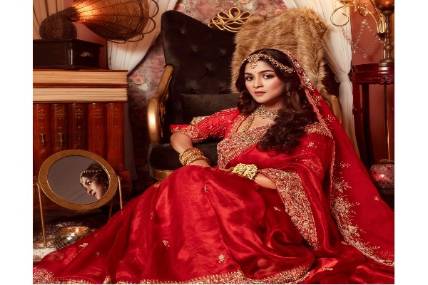 বেনারসিতে ঝলমলে সাদিয়া আয়মান