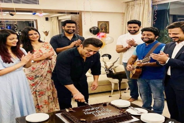 সালমানের জন্মদিনে উপস্থিত ঐশ্বরিয়া-ক্যাটরিনা!