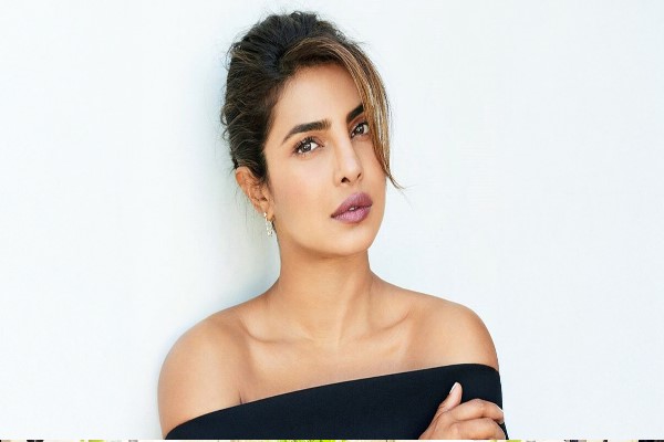 পরিস্থিতির চাপে বলিউড ছাড়ে প্রিয়াঙ্কা
