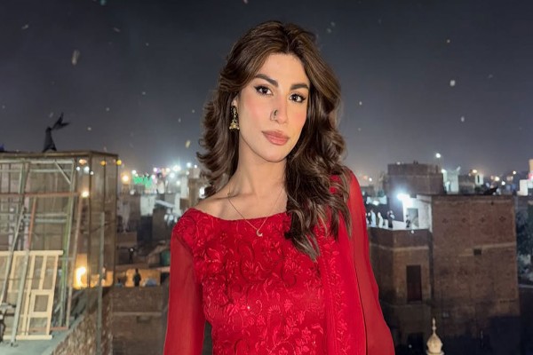 বিচার চাইলেন পাকিস্তানি মডেল