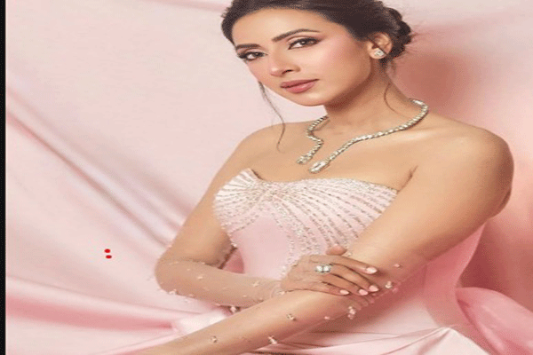 গোলাপী পোশাকে সাড়া ফেলেছে মীম