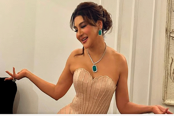 গোলাপী পোশাকে অন্য এক জয়া