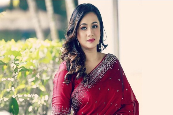 ভক্তদের প্রশংসা উপভোগ করি