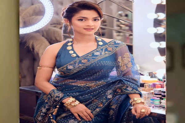 জামদানিতে নতুন রূপে ধরা দিলেন ছোট পর্দার তারকা