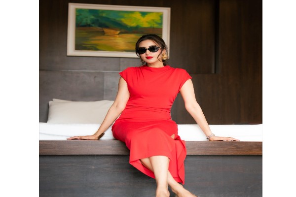 লাল পোশাকে গ্ল্যামার ছড়ালেন বিদ্যা সিনহা মিম