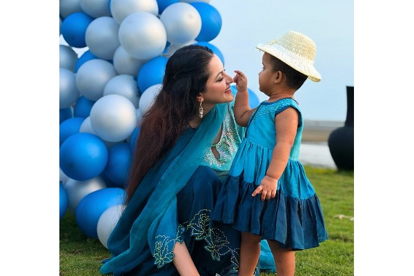 মাতৃত্বের ভালোবাসা প্রকাশ করলেন পরীমণি
