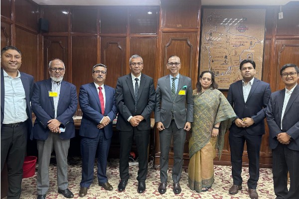 শেয়ারবাজারের উন্নয়নে গভর্নরের কাছে ডিএসইর একগুচ্ছ প্রস্তাব