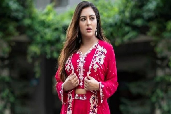 নায়িকার আইফোন চুরি, এফডিসির নিরাপত্তা প্রশ্নে