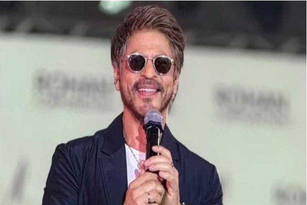 ‘স্বামীর থেকেও বেশি ভালোবাসি’—ভক্তের কথায় লাজুক শাহরুখ
