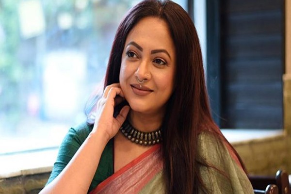 মোদীর ছবি বিতর্কে শ্রীলেখার বিরুদ্ধে অভিযোগ