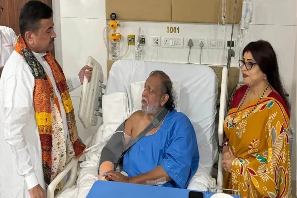 হাতে আঘাত পেয়ে হাসপাতালে ভর্তি মিঠুন চক্রবর্তী