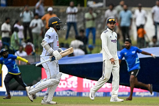 ফলোঅন এড়ানোর লড়াইয়ে দিনুশার একার প্রতিরোধ