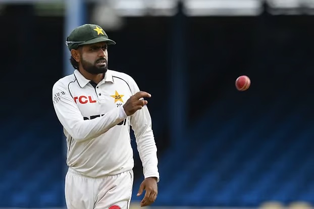 পাকিস্তান দলে বাবরের কতটা কর্তৃত্ব, প্রশ্ন তুললেন আথারটন