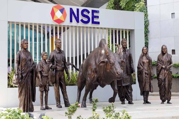 তালিকাভুক্তির আগেই এনএসইর শেয়ারে ধাক্কা