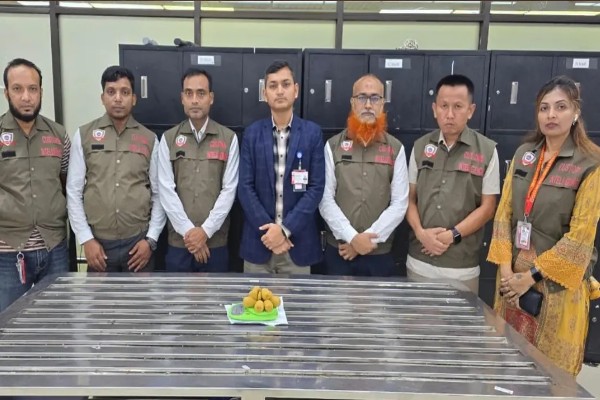 কমোডের ট্যাংকে ৪ কেজি স্বর্ণের পেস্ট