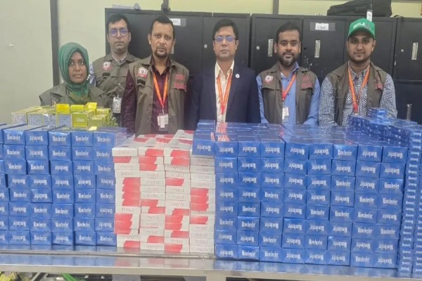 শাহজালালে ২ কোটি ৪৪ লাখ টাকার স্বর্ণ-সিগারেট ও মদ আটক