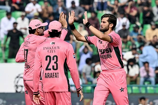 স্তন ক্যানসার সচেতনতায় গোলাপি জার্সিতে পাকিস্তানের ক্রিকেটাররা
