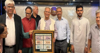 প্রধান উপদেষ্টার কাছে ছয়টি নতুন ডিজাইনের নোটের ছবি হস্তান্তর