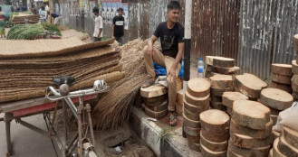 জমে উঠেছে খাইট্টা-হোগলার বেচাকেনা