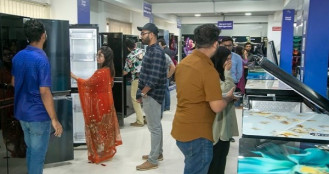 ঈদ উৎসবে জমজমাট ওয়ালটনের ফ্রিজ বিক্রি