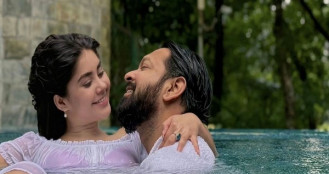 বৃষ্টিতে সুইমিংপুলে তাহসান-রোজা
