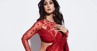 ৫০-এ পা দিয়েও মসৃণ ত্বক-চিকন কোমর