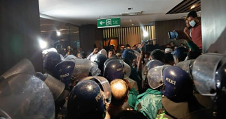 পুলিশি সহায়তায় সচিবালয় ছাড়লেন অর্থ উপদেষ্টা
