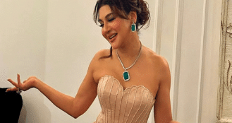 গোলাপী পোশাকে অন্য এক জয়া