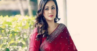 ভক্তদের প্রশংসা উপভোগ করি