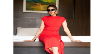 লাল পোশাকে গ্ল্যামার ছড়ালেন বিদ্যা সিনহা মিম