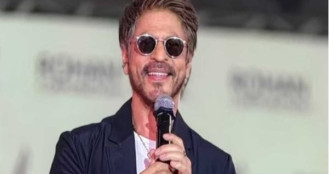 ‘স্বামীর থেকেও বেশি ভালোবাসি’—ভক্তের কথায় লাজুক শাহরুখ