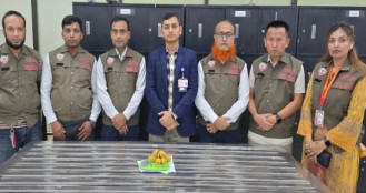 কমোডের ট্যাংকে ৪ কেজি স্বর্ণের পেস্ট