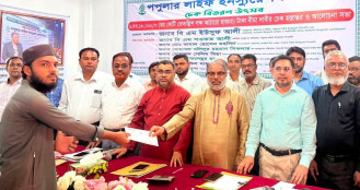 পপুলার লাইফের ৬.৪৩ কোটি টাকার বীমা দাবির চেক বিতরণ